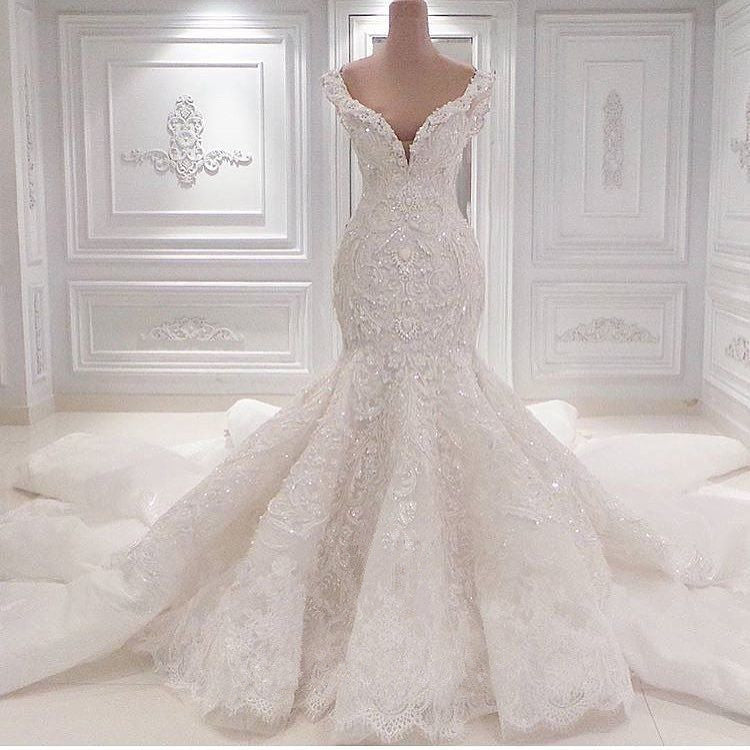Wunderschönes langes Meerjungfrau-Brautkleid mit V-Ausschnitt, Spitzenapplikationen und Rüschen