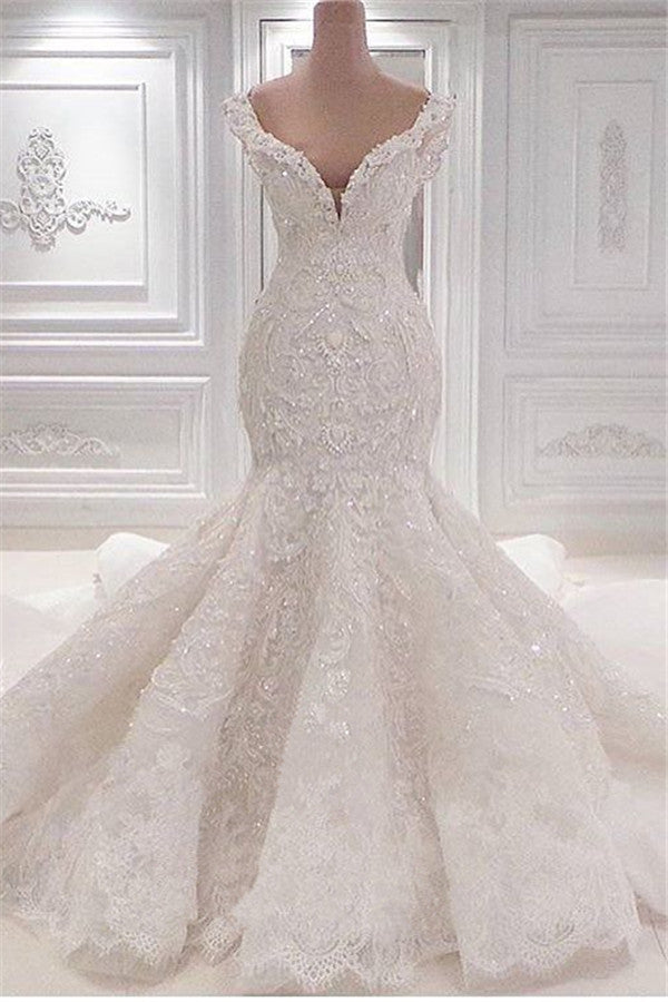 Wunderschönes langes Meerjungfrau-Brautkleid mit V-Ausschnitt, Spitzenapplikationen und Rüschen