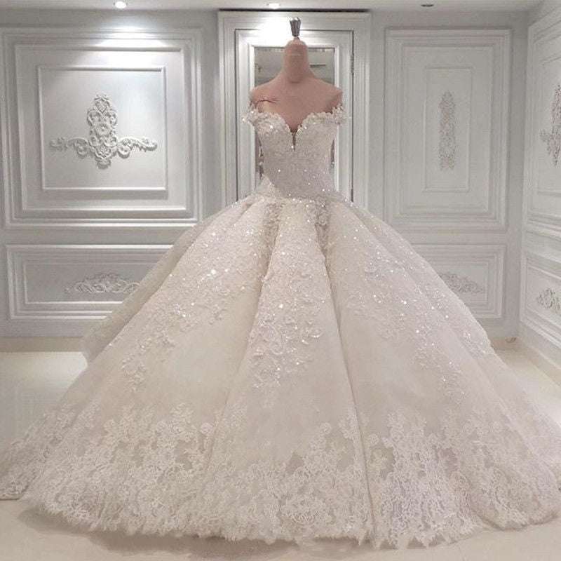 Hermoso vestido de novia largo con hombros descubiertos y cuentas