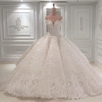 Hermoso vestido de novia largo con hombros descubiertos y cuentas