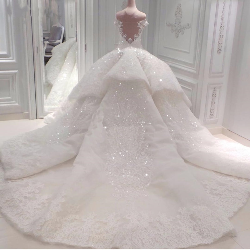 Hermoso vestido de novia largo con hombros descubiertos y cuentas