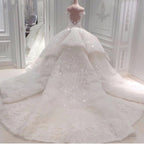 Hermoso vestido de novia largo con hombros descubiertos y cuentas