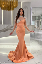 Hermoso vestido de fiesta largo color naranja con escote alto y mangas largas.