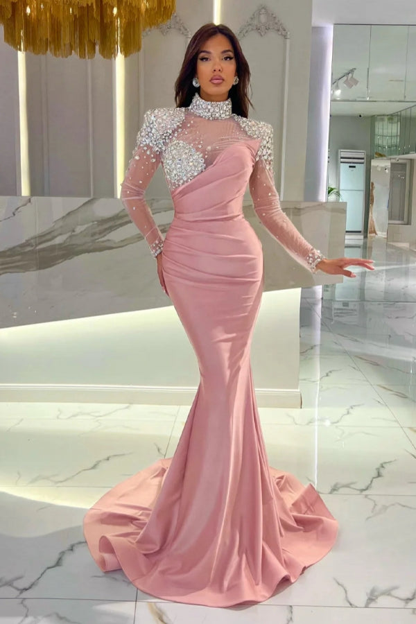 Hermoso vestido de fiesta largo color naranja con escote alto y mangas largas.