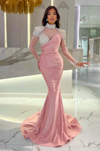 Hermoso vestido de fiesta largo color naranja con escote alto y mangas largas.