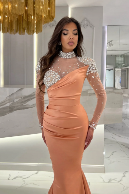 Hermoso vestido de fiesta largo color naranja con escote alto y mangas largas.