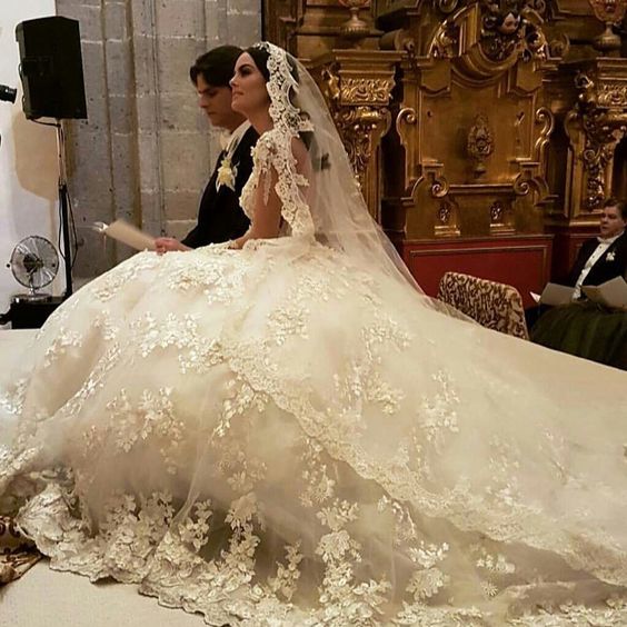 Wunderschönes langes Prinzessin-Brautkleid im Bateau-Stil mit Applikationen, Spitze, rückenfrei, Rüschen und Ärmeln