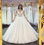 Wunderschönes langes Prinzessinnen-Brautkleid mit hohem Halsausschnitt, Spitzenapplikationen und Ärmeln