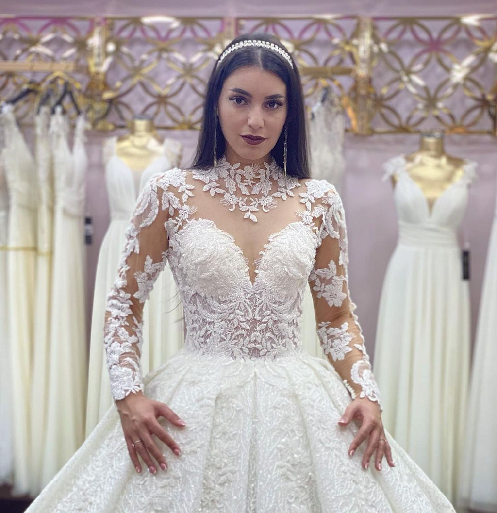 Wunderschönes langes Prinzessinnen-Brautkleid mit hohem Halsausschnitt, Spitzenapplikationen und Ärmeln