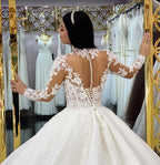 Wunderschönes langes Prinzessinnen-Brautkleid mit hohem Halsausschnitt, Spitzenapplikationen und Ärmeln