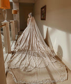 Precioso vestido de novia largo de princesa con escote en forma de corazón, cuentas y satén perlado con mangas