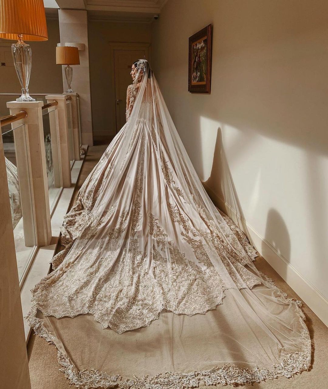 Precioso vestido de novia largo de princesa con escote en forma de corazón, cuentas y satén perlado con mangas