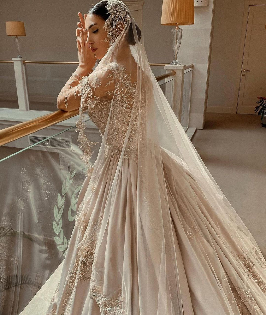 Precioso vestido de novia largo de princesa con escote en forma de corazón, cuentas y satén perlado con mangas