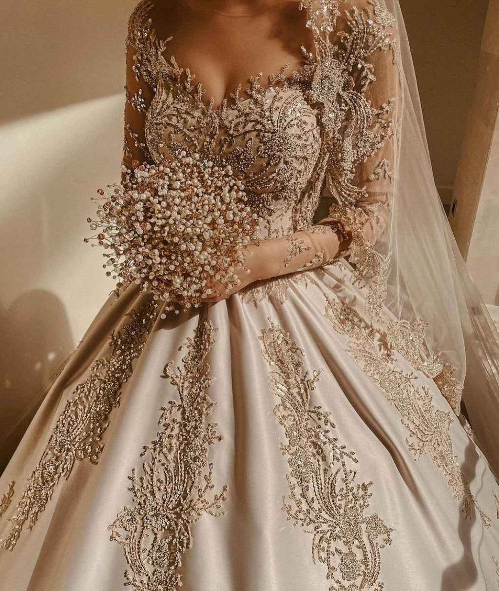 Precioso vestido de novia largo de princesa con escote en forma de corazón, cuentas y satén perlado con mangas