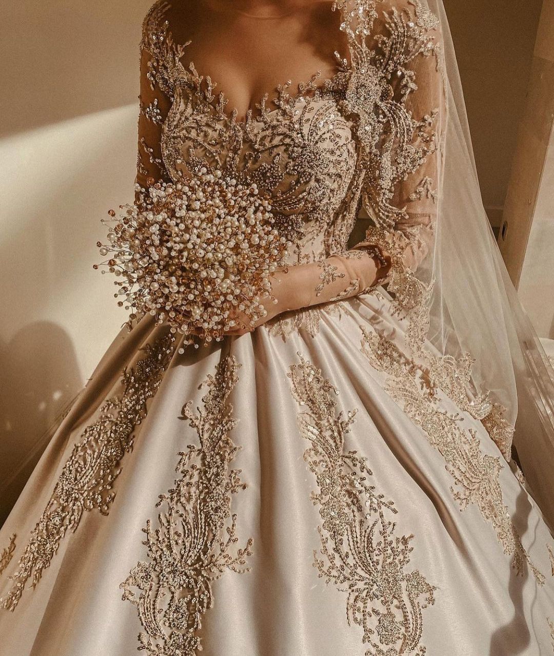 Precioso vestido de novia largo de princesa con escote en forma de corazón, cuentas y satén perlado con mangas