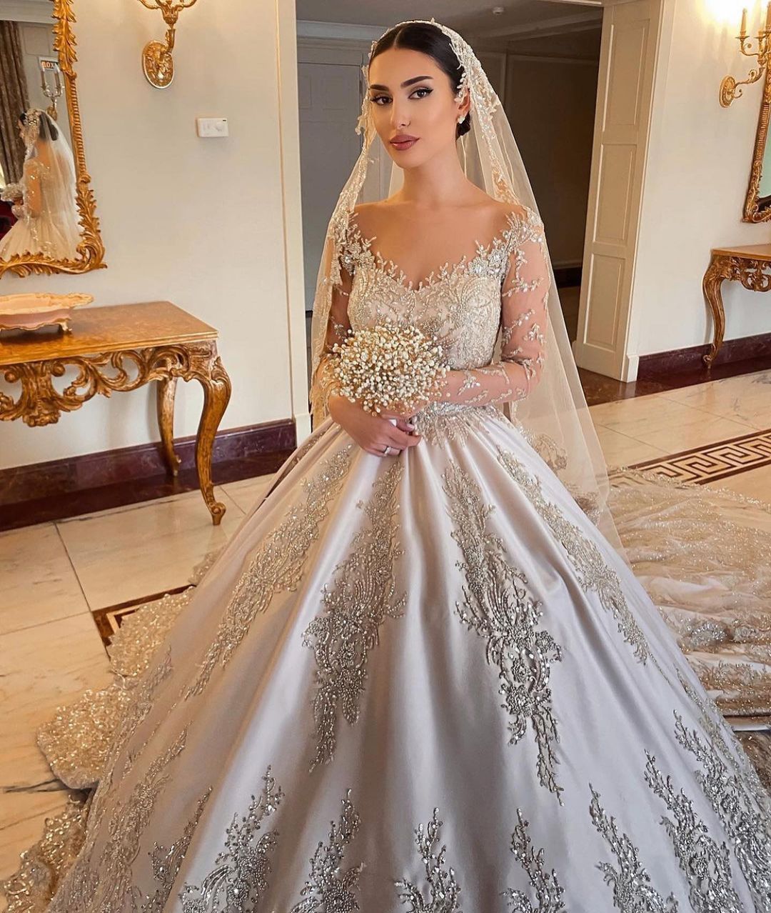 Precioso vestido de novia largo de princesa con escote en forma de corazón, cuentas y satén perlado con mangas