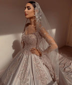 Precioso vestido de novia largo de princesa con escote en forma de corazón, cuentas y satén perlado con mangas