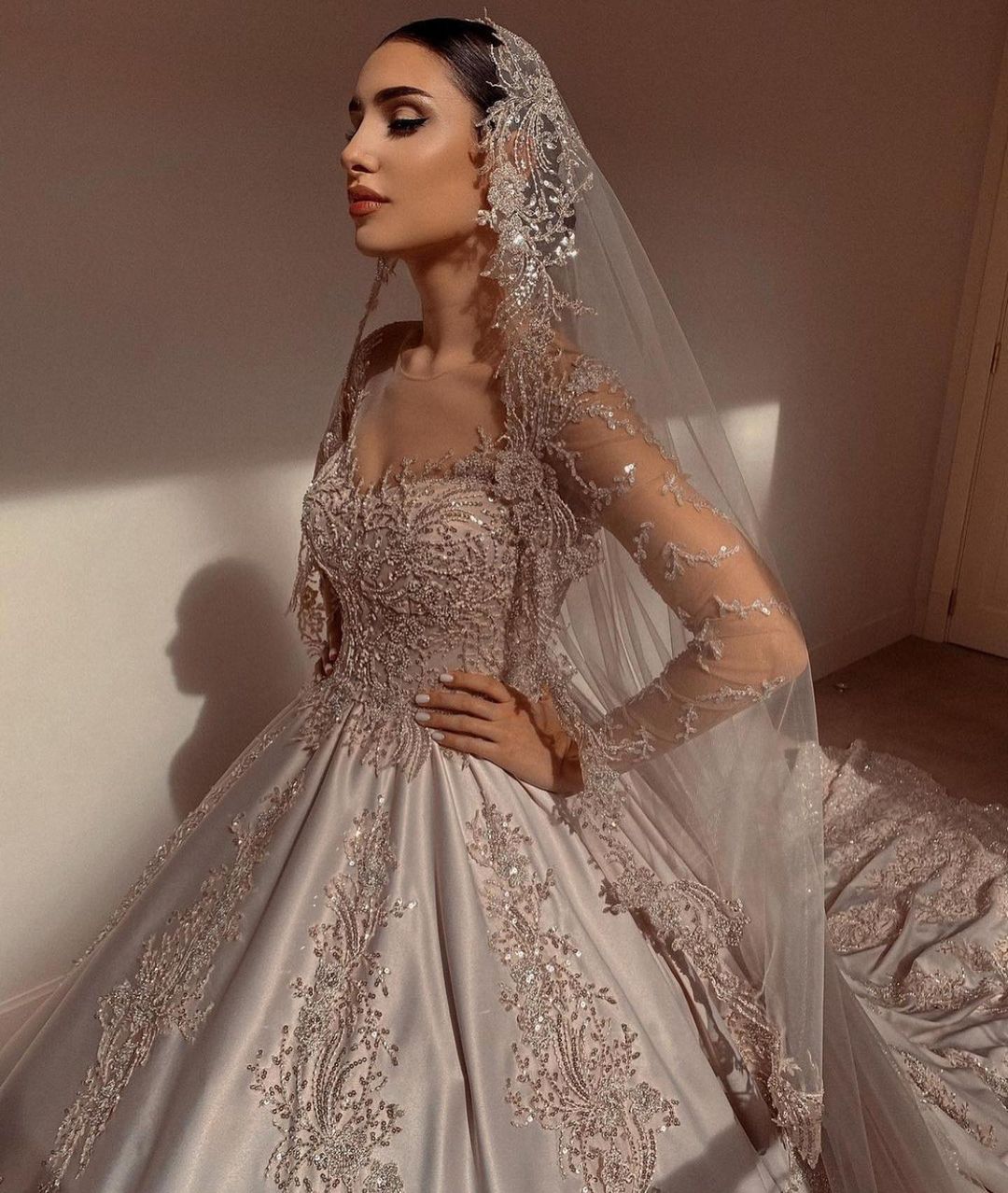 Precioso vestido de novia largo de princesa con escote en forma de corazón, cuentas y satén perlado con mangas