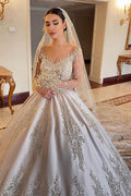 Precioso vestido de novia largo de princesa con escote en forma de corazón, cuentas y satén perlado con mangas