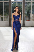 Hermoso vestido de fiesta largo azul real sin mangas con cuentas y abertura