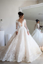Hermoso vestido de novia de manga larga con encaje floral suave y escote en V