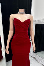 Hermoso vestido de fiesta largo de sirena con escote en forma de corazón fruncido sin mangas