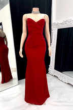 Hermoso vestido de fiesta largo de sirena con escote en forma de corazón fruncido sin mangas