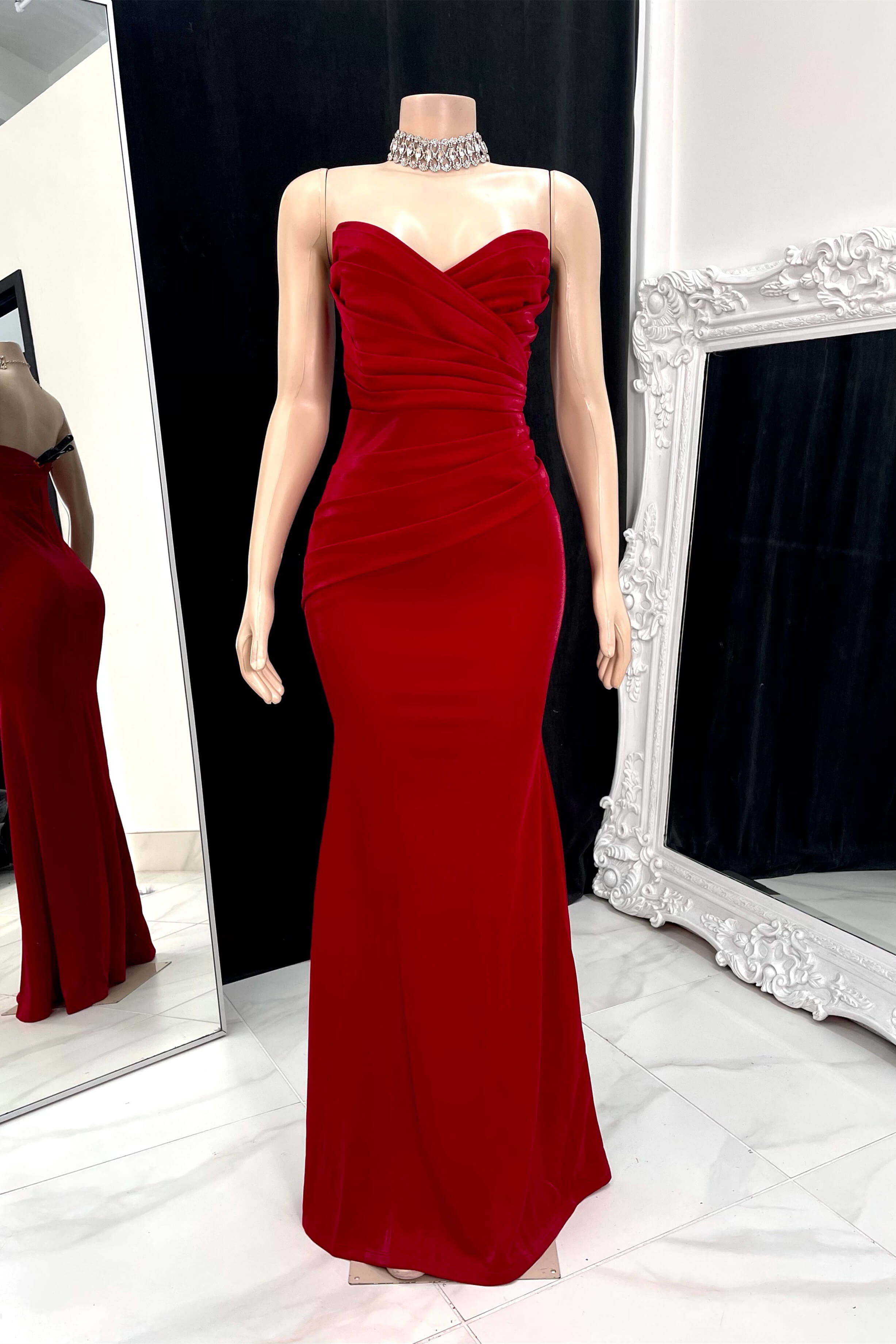 Hermoso vestido de fiesta largo de sirena con escote en forma de corazón fruncido sin mangas