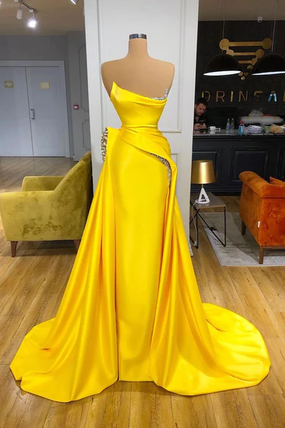 Hermoso vestido de fiesta largo amarillo de corte A con lentejuelas y sin mangas