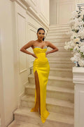 Hermoso vestido de fiesta largo amarillo sin tirantes, estilo sirena, con joyas, hasta el suelo y abertura