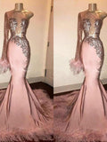 Hermosos vestidos de fiesta de sirena de satén elástico tejido con plumas y piel, de un solo hombro y manga larga.