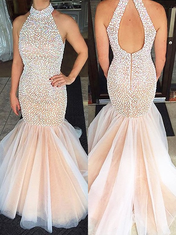 Hermosos vestidos de fiesta de tul con cuentas y escote halter de sirena sin mangas