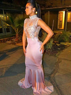 Hermosos vestidos de fiesta de sirena con cuello alto, sin mangas, de encaje satinado similar a la seda