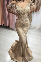 Hermoso vestido de fiesta largo de sirena con hombros descubiertos y mangas