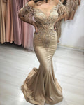 Hermoso vestido de fiesta largo de sirena con hombros descubiertos y mangas