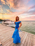 Hermosos vestidos de fiesta de sirena sin mangas con hombros descubiertos y volantes de satén