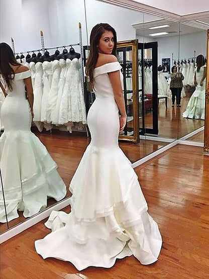 Hermosos vestidos de fiesta de satén con capas y hombros descubiertos, sin mangas y corte sirena