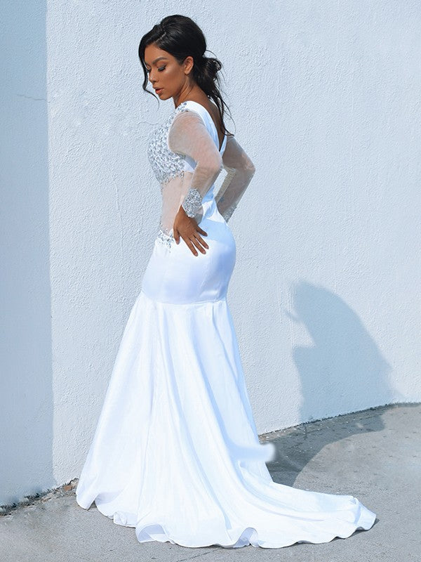 Hermosos vestidos de fiesta de sirena con escote en V, mangas largas, satén, cuentas y cola de corte.