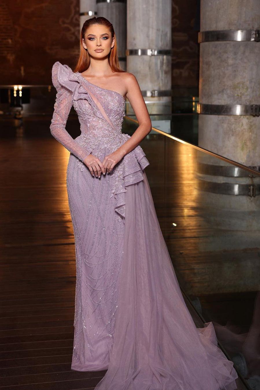 Wunderschönes A-Linien-Ballkleid mit einer Schulter, langen Ärmeln, Pailletten und Rüschen