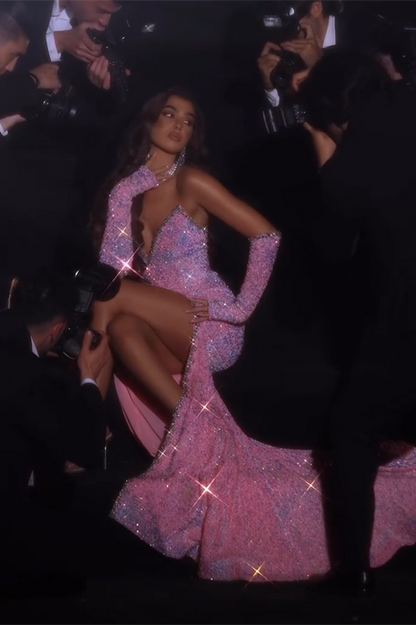 Wunderschönes rosa ärmelloses Meerjungfrau-Ballkleid mit Schlitz vorne und Glitzer