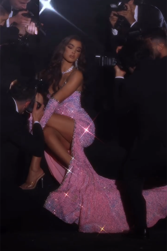 Wunderschönes rosa ärmelloses Meerjungfrau-Ballkleid mit Schlitz vorne und Glitzer