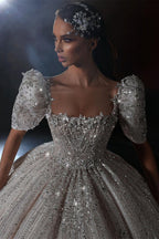 Precioso vestido de novia princesa de corte A con mangas cortas y encaje.
