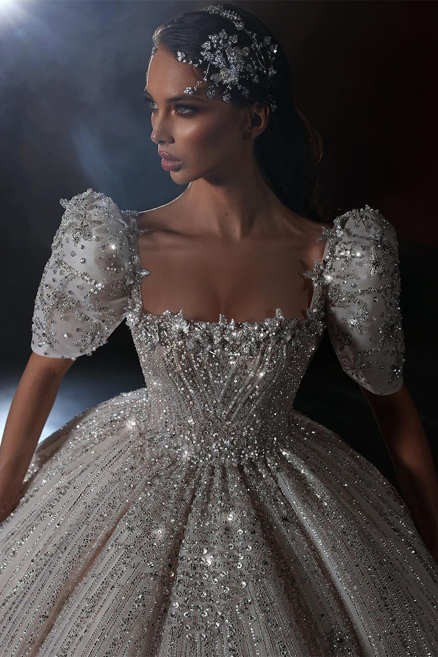Precioso vestido de novia princesa de corte A con mangas cortas y encaje.
