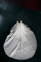 Precioso vestido de novia princesa de corte A con mangas cortas y encaje.