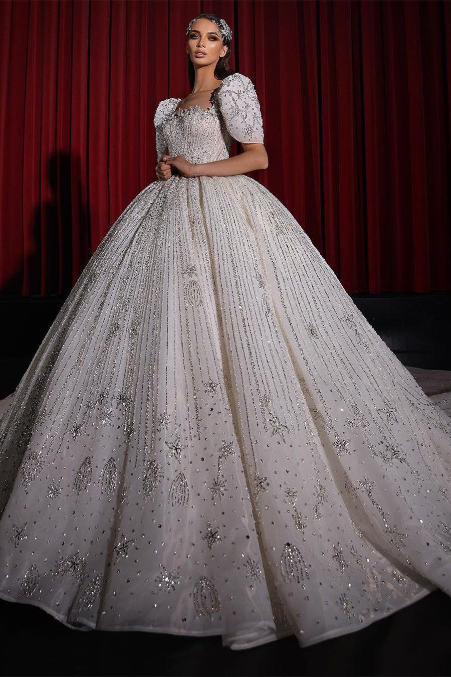 Precioso vestido de novia princesa de corte A con mangas cortas y encaje.