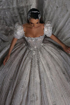 Precioso vestido de novia princesa de corte A con mangas cortas y encaje.