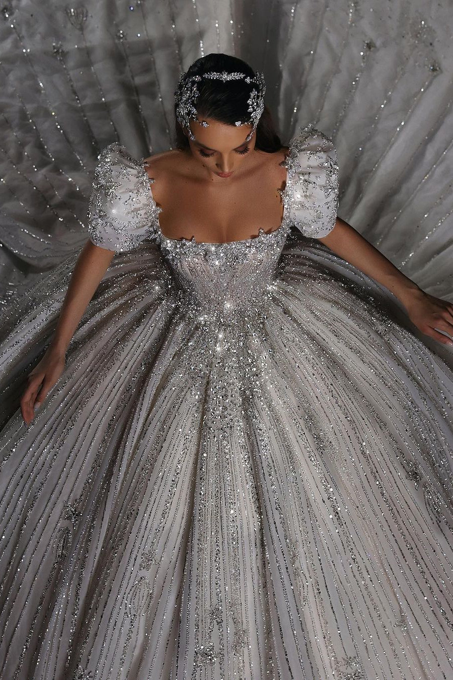 Precioso vestido de novia princesa de corte A con mangas cortas y encaje.