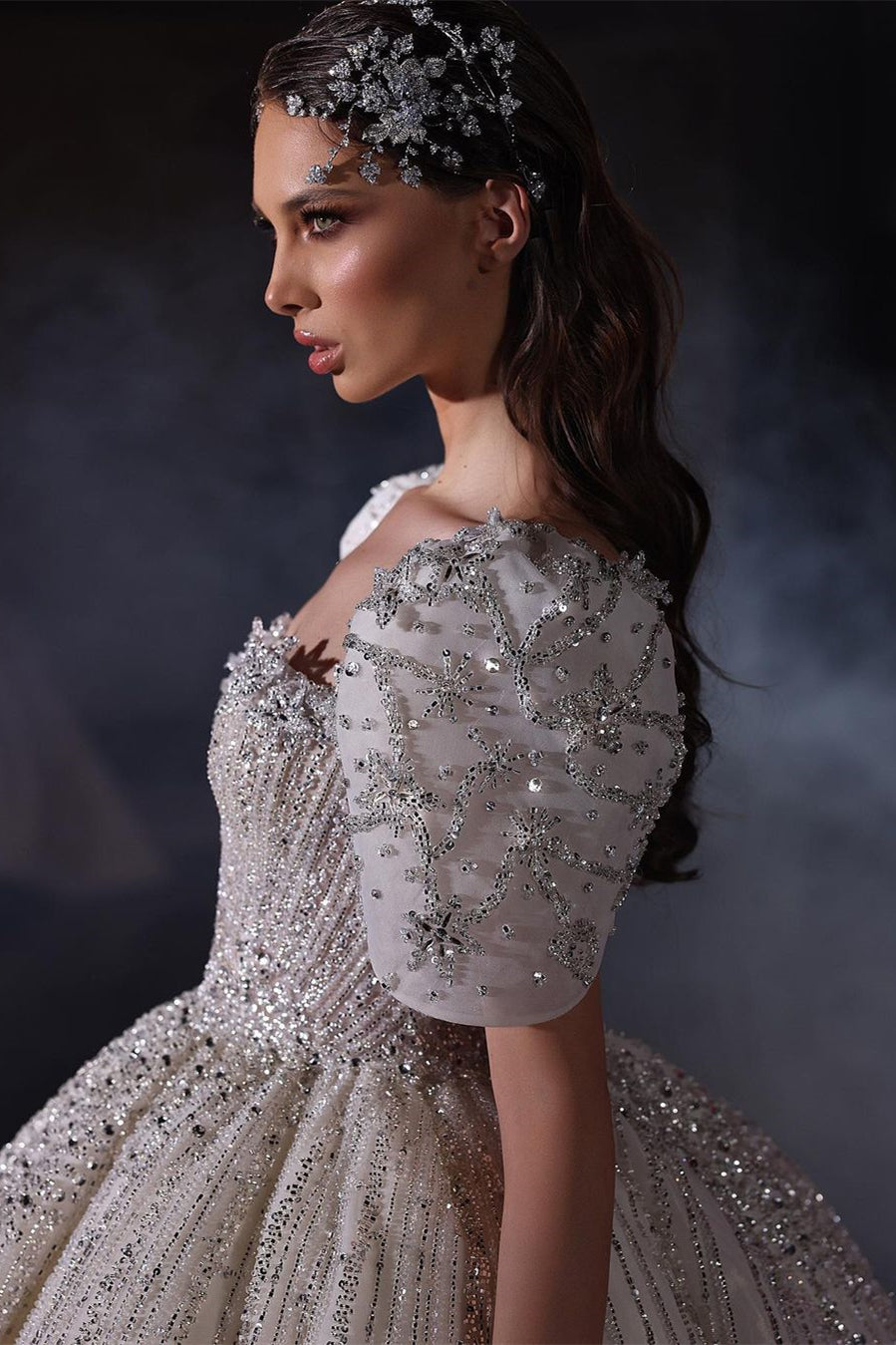 Precioso vestido de novia princesa de corte A con mangas cortas y encaje.