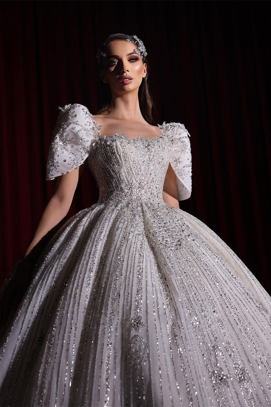 Precioso vestido de novia princesa de corte A con mangas cortas y encaje.