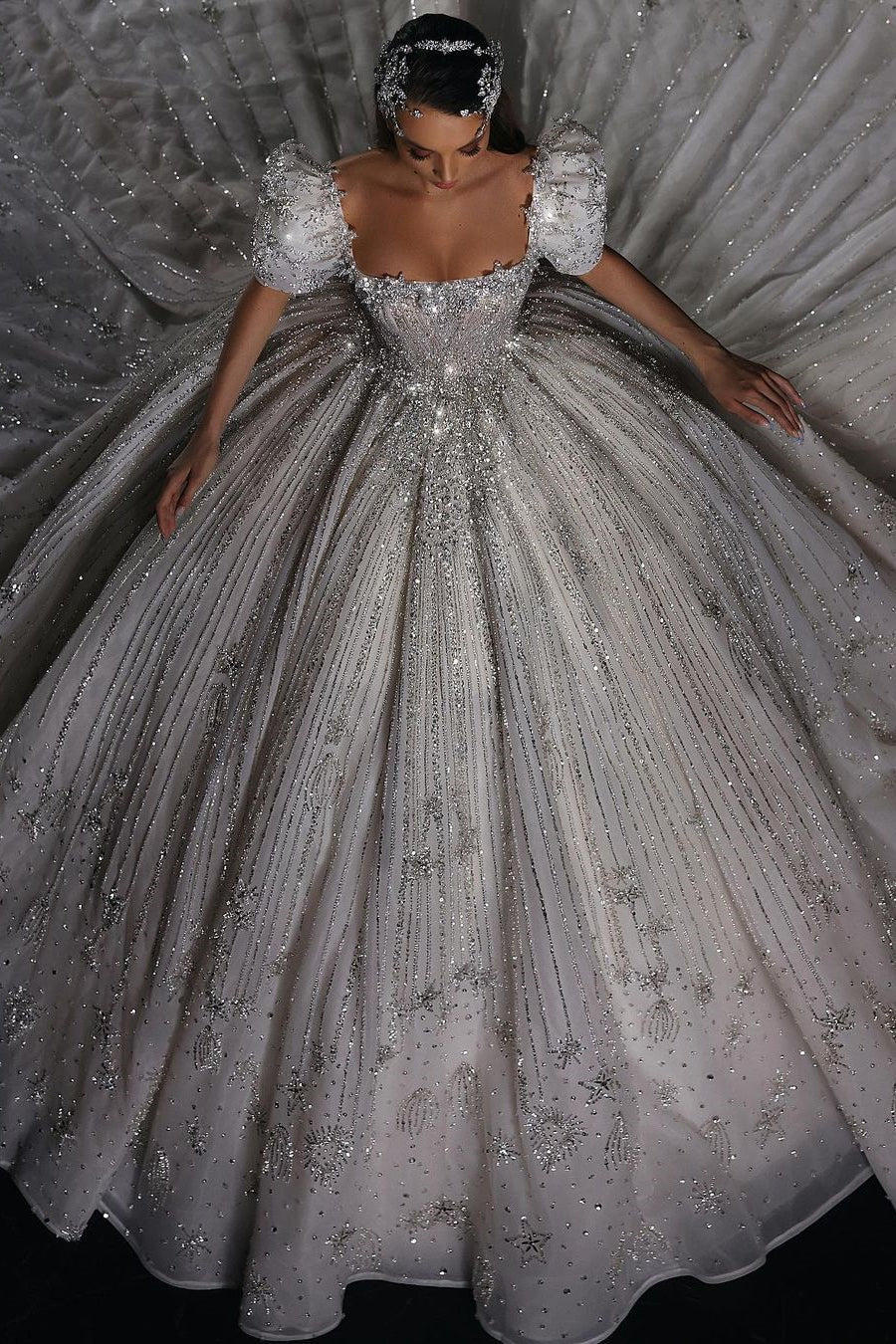 Precioso vestido de novia princesa de corte A con mangas cortas y encaje.